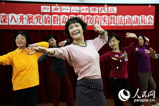 ���⣬�����齨��С���ϳ��ӡ�ƹ����ӵ������Ŷӣ���֯��Ҳ������������Ļ������ڡ����조�ļ��衱����ף������ʮ�������ͱ�ɽ����һ���ͥ�˶���Ȼ��ȡ�����Ϻ��е����졶ŷķ����������������������������衰��塱������һ�Ƚ�������С�ϳ���һ�������˶���9�������ĺóɼ�����ʮ����������С�Ҳ�����һ������ս�������ٶ����������񡢵�Ա�����ĸ��ٺʹ����£�������ʮ֧־Ը�߶��飬��ԸΪ�������񡪡���ɨ�������ذ����ˡ����ݽ�Ŀ�ȵȡ�������������ì�ܵ�ʱ��־Ը�߶����һʱ��������ֳ�����������ì�ܣ����������Ƚϼ��ֵ����⣬���ǻ��һʱ��֪ͨ��С�ҡ���С�һ�;�ί�ɲ���һ��������������ܽ�ì�ܻ�����������ƽʱ����Ҳ�����ž�ί�ɲ�������������������һЩ������Сì�ܶ���ģ���ȡ���������»�СС�»��ˡ���������Щ����������һ�����弸��û���Ϸû�����������Ҳ���������ȶ�����������һ�������������ʮ���걻��Ϊ���Ϻ�������С���������Ϻ���ƽ��С��������ί�ỹ����á��Ϻ��к�г��������ʾ����ί��������ƺš��������Σ���г�ȶ���������С�ҹ�����û��