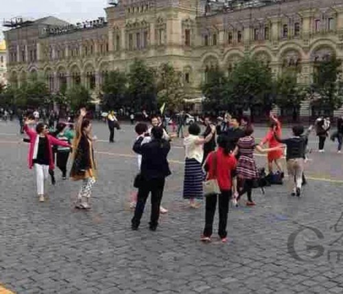 中国大妈莫斯科跳广场舞 网友调侃:下一战是火