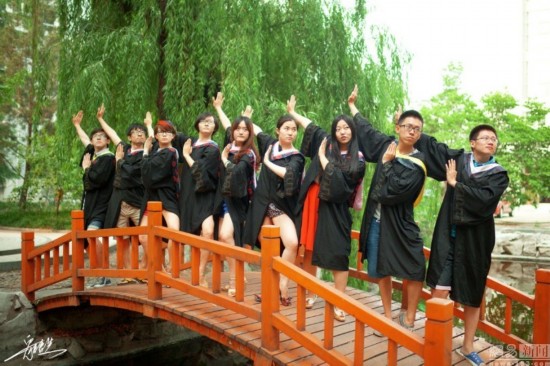 山东大学生拍恶搞毕业照走红