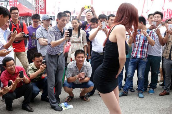 郑州车展:车模引众人低镜狂拍