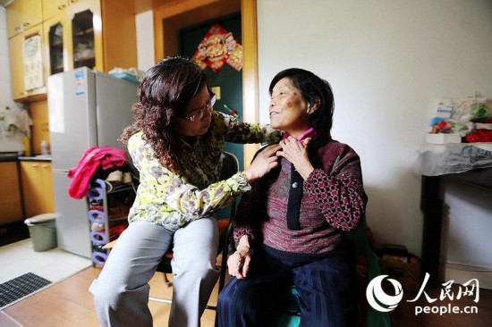 ��С��ο�ʵ�Ա���׶����������淣�ѯ�����˵����������ʮ����ǰ����С�Ҵ���ҵת����������������Ϊ��һ����С������������Щ������������������һ�����塢����Է������С��������Ͻ���ڵ������������ָ�ơ�������Ͻ������1986����115��¥�飬5300�����������80%���Ƕ�Ǩ�������Ǵ����֡���ڵȶ�Ǩ�����ģ���������Ⱥ�廹��ͦ��ġ������������ǻ������С�һ��˹���鿴Ͻ�����ϣ�������С���ھ���ļ�ͥ����������ļ��Ļ������ѣ���һһ�������������������������Ҫȥο����Щ����Ⱥ�壬ƽʱҲ������¥�鳤�ǹ�ͨ���˽������һ�����������ѣ������ǳ���һ�ߣ��߾����ܰ������������⡣�ǵ�Ͻ������λ���ߣ������ֶ�Ǩ������������Ϊ����ʱ��ȥ����أ��������ּ�ͥ���أ�Ŀǰ����û���Ϻ����ڣ�������ͨ��ҽ���籣Ҳȫ�ޣ�����������Ѯ��û���κ�������Դ����С�ҵ�֪�󣬱����������һ��������ɵĿ��ܳ���Ĺ�������������˵��������⣬Ҳ���������˻���������ϡ�