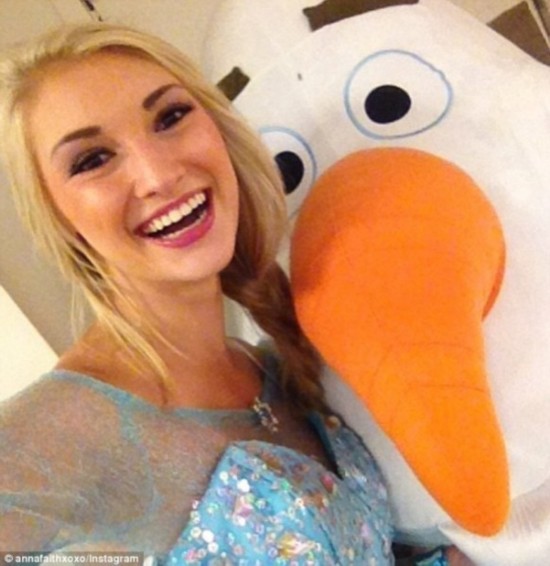 18岁女孩酷似冰雪女王艾丽莎私照曝光(图)