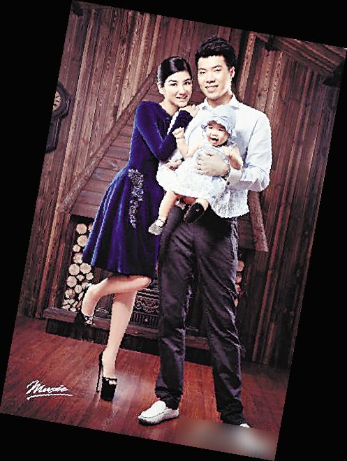 黄奕晒家暴照片提出离婚 发律师函要争女儿抚