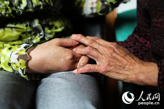 ������ǣ�����������Լ���һ�����������淽�����������С�ҵ���˵�������˶�Ǩ�����ؽϴ��⣬���仯Ҳ����С�ҹ�Ͻ������һ���Ƚ�ͻ�������⡣Ͻ���ڹ��ϡ����ϻ��������϶࣬�ﵽ��140����ƽʱ˭����������Щ�¹������أ�2002�꣬��С�����齨�������Ĺ¹Ѷ�����������ίԱ�ᡱ��������8����Ա�������ǽ�ԣ�ƽʱ���߷ö���ġ������8���˵Ķ����Ѿ�׳���˽�100�ˣ�����Ⱥ�������˵��ھӡ�¥�鳤��������Ա��ɣ����Ǻ�����һһ��ԣ������ˡ����������������߷�ο�����ˣ���ʱ�������ǵ�����㱨��ί��������������������������֮ʱ�����������ػ�������΢�����Ĺذ������������ǽ����䡣