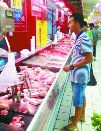 文章被曝独自一人回老家 穿拖鞋去超市买肉--北京频道--人民网