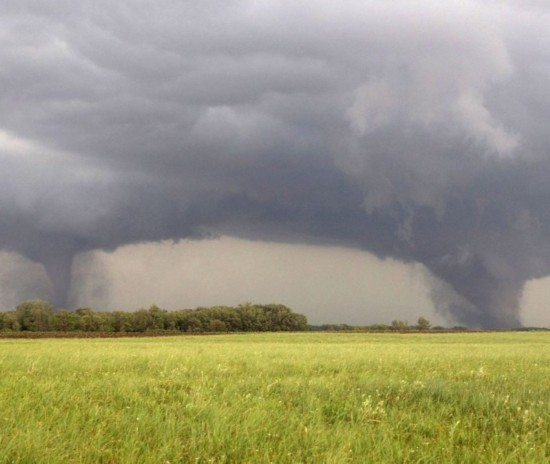 美国小镇遭双龙卷风袭击致1死16伤 场景震撼(