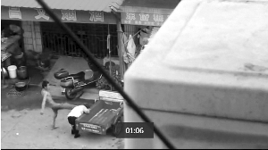 网传常州男子当街殴打女人 被路人教训