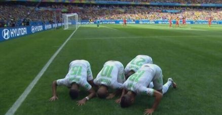 阿尔及利亚球员磕头庆祝进球 创世界杯感人一