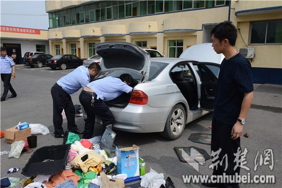 黄石:<em>男子裤裆</em>内藏5包冰毒 驾宝马车强闯红灯