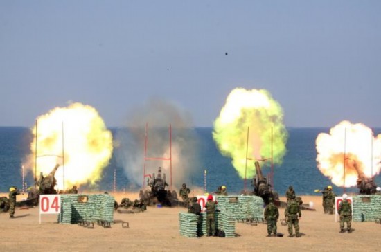 台湾上百渔民包围台军基地 要求士兵停止演习