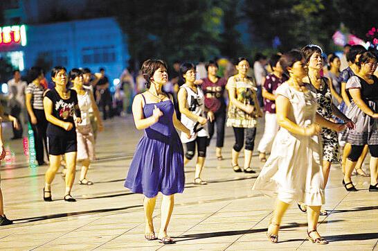 射门操带动广场舞新风潮 动作分解全民齐射