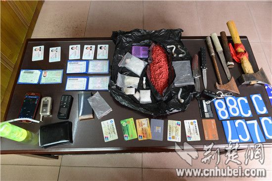 黄石:<em>男子裤裆</em>内藏5包冰毒 驾宝马车强闯红灯