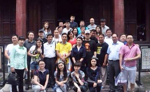 赵本山17岁儿子再度现身 揽小姨于月仙合影--人