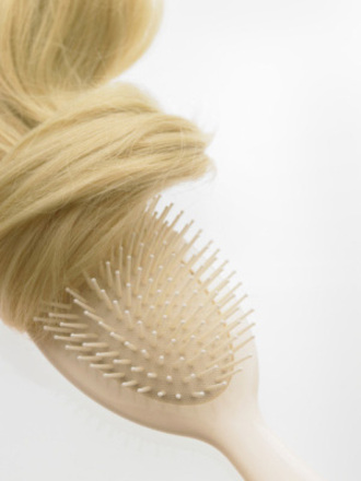 <em>白发</em>拔一根长十根?强行拔发当心脱发-食品资讯