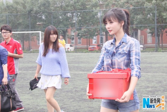 柳岩入场被围寸步难行人气旺 骑哈雷穿球服送