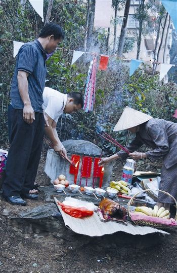 每逢清明,符家在无名战士墓前摆上丰盛的供品拜祭.
