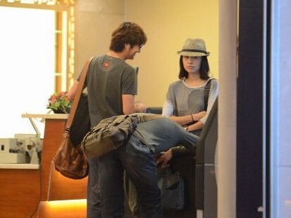 网曝董洁王大治已分手不同台 王大治黄头长发