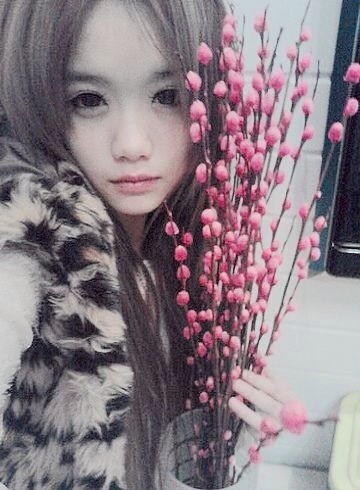 网络红人南笙姑娘罕见私照 网友叹:洗剪吹变仙