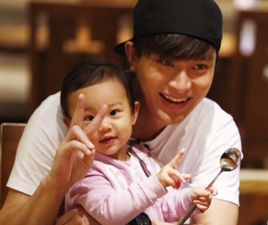 贾氏拍照手势曝光!逗宝甜馨剪刀手集锦- Mic