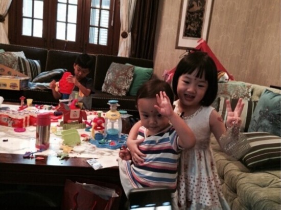 贾氏拍照手势曝光!逗宝甜馨剪刀手集锦- Mic