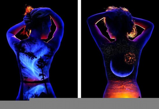 �����ݡ�ÿ���ʱ���6��18�ձ�������������������John Poppleton��ӫ����Ͻ����䡢����ɽ������ҹ����Ȼ�羰�滭��ģ�ض���Ƥ���ϣ�ͬʱ������������������Ȼ���֮�У��ںڰ��У�����ӫ��ĵ���ɫ����ɫ����ɫ������һ������̾Ϊ��ֹ��������Ʒ��