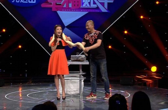 央视女主播朱迅被两米巨蟒缠身 吓坏小孩(图)