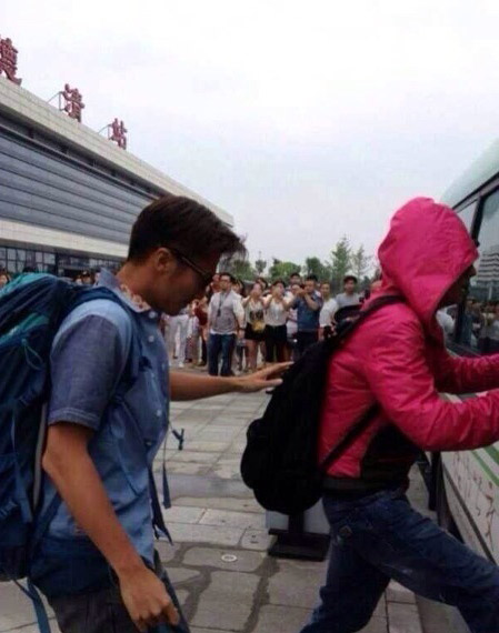 谢霆锋捧背篓山路行走 文章和阿Sa跟在后头-