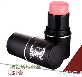 轻扫两下未必搞定 量肤配色学画腮红
