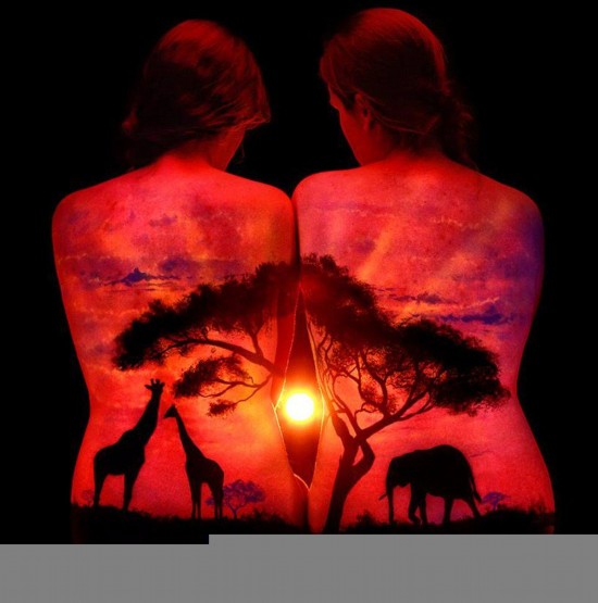 �����ݡ�ÿ���ʱ���6��18�ձ�������������������John Poppleton��ӫ����Ͻ����䡢����ɽ������ҹ����Ȼ�羰�滭��ģ�ض���Ƥ���ϣ�ͬʱ������������������Ȼ���֮�У��ںڰ��У�����ӫ��ĵ���ɫ����ɫ����ɫ������һ������̾Ϊ��ֹ��������Ʒ��