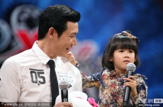 陆毅一家三口亮相 女儿大长腿遗传妈妈[高清大