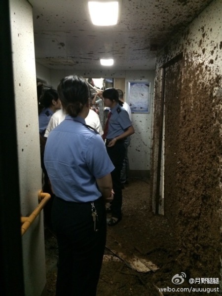 6月19日5时左右,受持续强降雨影响,京广线高桥至沙口间突发山体塌方,造成由南昌开往广州东的T171次旅客列车机后第12节车厢脱轨,有5名旅客轻微擦伤,无其他伤亡。