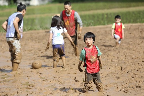 去哪儿2》今夜开播 吴镇宇黄磊陆毅曹格玩泥地