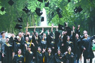 4、常德大学毕业证封面是什么：毕业证照片的背景是什么，白色或红色或蓝色