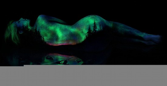 �����ݡ�ÿ���ʱ���6��18�ձ�������������������John Poppleton��ӫ����Ͻ����䡢����ɽ������ҹ����Ȼ�羰�滭��ģ�ض���Ƥ���ϣ�ͬʱ������������������Ȼ���֮�У��ںڰ��У�����ӫ��ĵ���ɫ����ɫ����ɫ������һ������̾Ϊ��ֹ��������Ʒ��