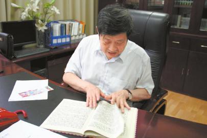 手写百万字教案 七旬教授走红校园(图)