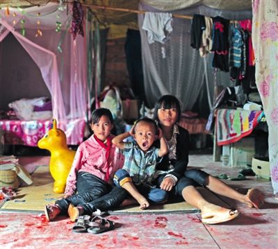 13岁苗族留守女孩展示苗族舞蹈:看VCD自学(图