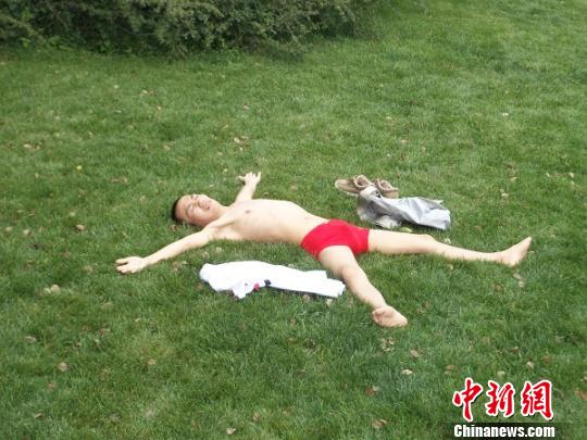 绝症大学生草坪“裸晒”欲晒死癌细胞路人：不靠谱