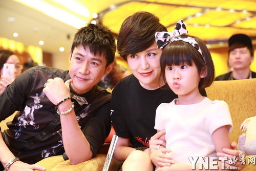 明星宝贝父亲节谁幸福?杨幂晒女儿黄奕被骂\/图