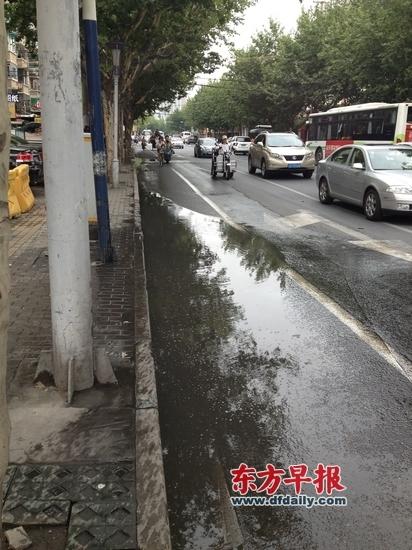 骑车女疑躲积水撞上大巴被碾死 积水存交通隐