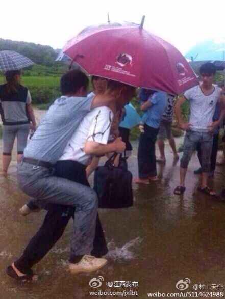 江西贵溪市一干部为免趟水要人背 已被免职