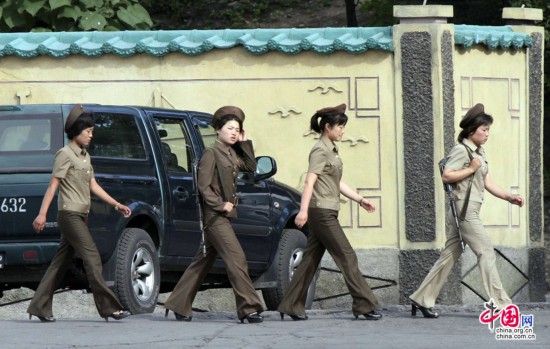 朝鲜女兵穿高跟鞋着军装背步枪巡视