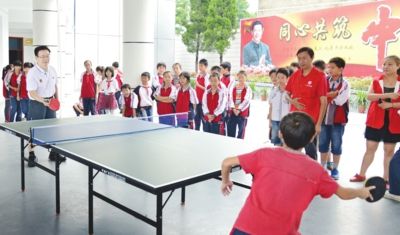 广安市委书记乐当志愿者陪伴留守儿童过周末-