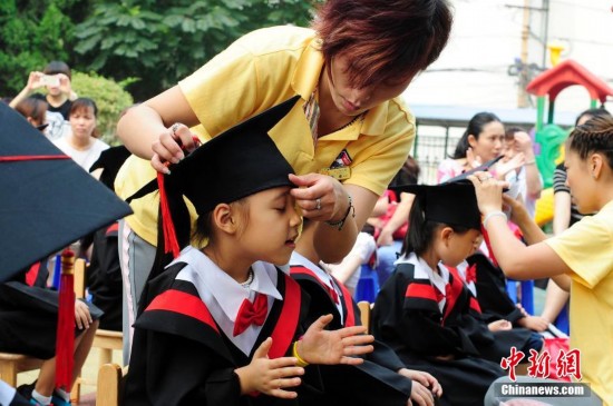 太原一幼儿园毕业礼 儿童着学士服有模有样