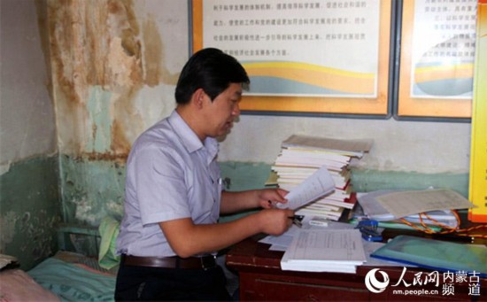 ʱ����ĺܿ죬����С�Ŵ�æ�ϻش�ί�ᣬ�����������뻧����Ϣ�ǼǱ�����������ļ�ͥ�����ٷ���һ�飬˼ı��զ�����ǽ�����⡭��