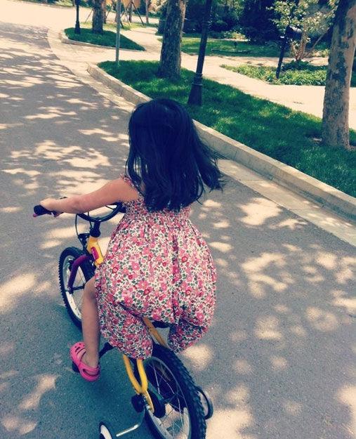 黄磊女儿黄忆慈(多多)萌照盘点 大眼睛甚是可爱