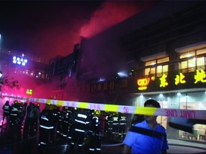 南京江宁一饭店起火 消防队员背出被困男生