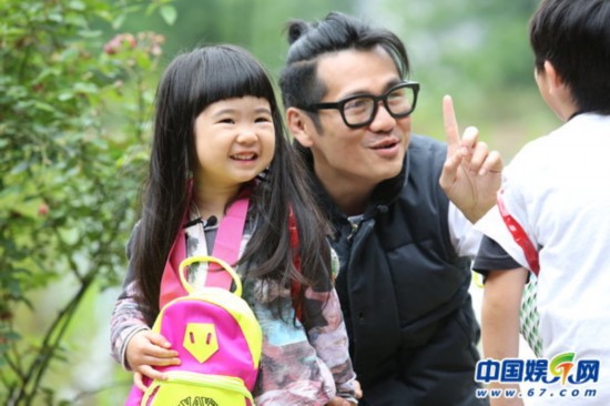 《爸爸去哪儿2》第二集抢先看:陆毅似主妇 曹