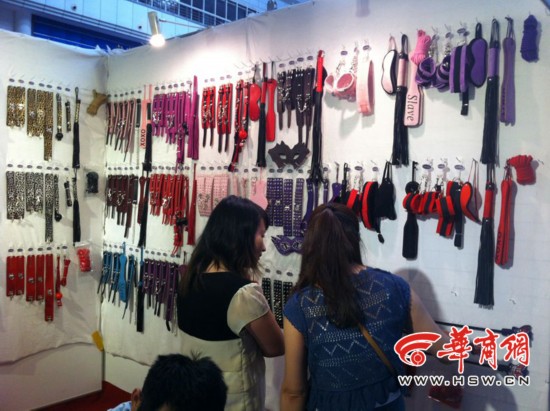 西安性博会观众现场体验充气娃娃 男人们迫不