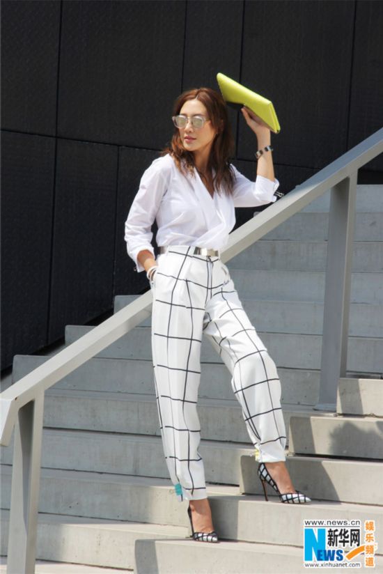 图:应采儿街拍玩转金色混搭介绍热辣熟女气场彰显性感美女自我图片