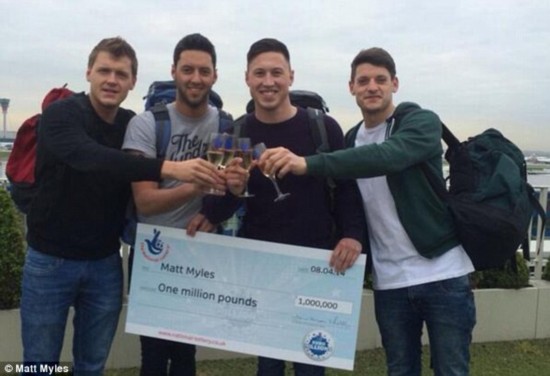 英国男工人中1000万大奖 撒钱过夜生活找美女
